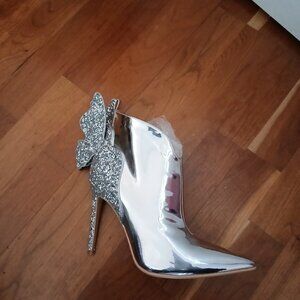 Sleek Silver Shiny Boot - Size 9 1/2 - Silver